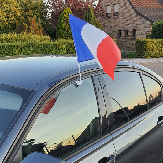 2 drapeaux voiture France